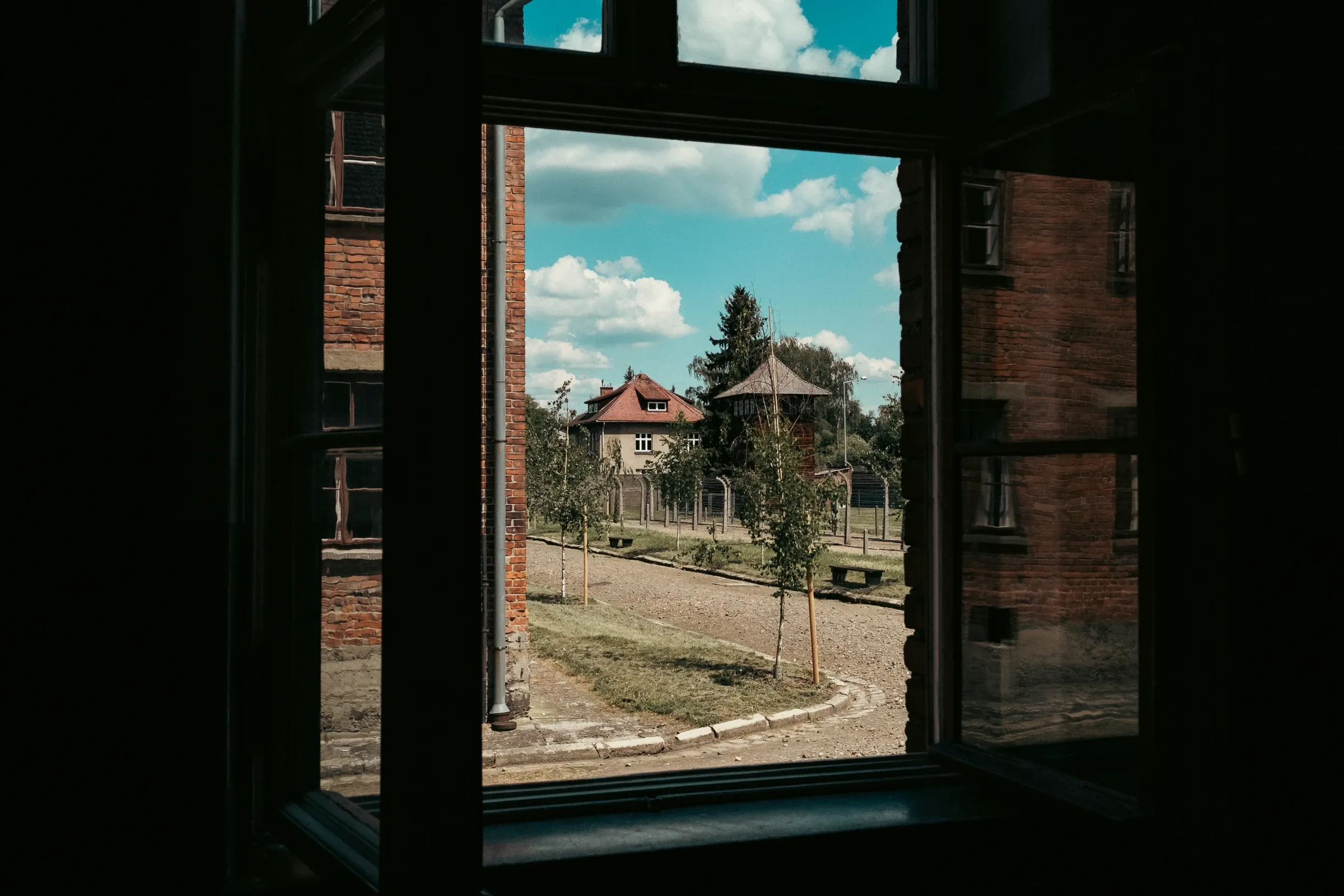 Auschwitz door gebroken glas